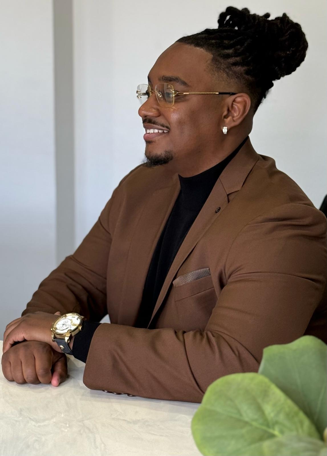 Portrait de Carlito Henry en réflexion, profil professionnel à Montréal